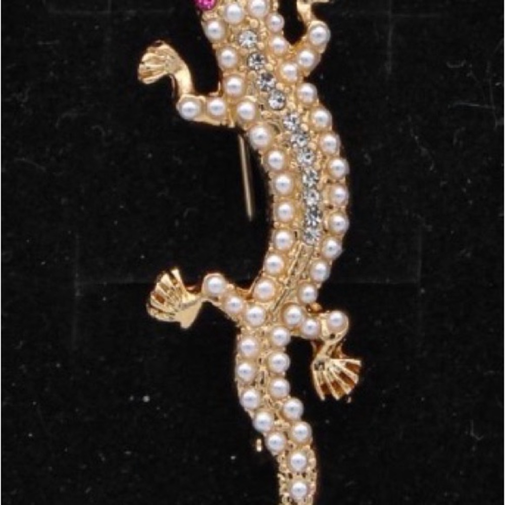 Elegant Gold and Pearl Lizard Brooch